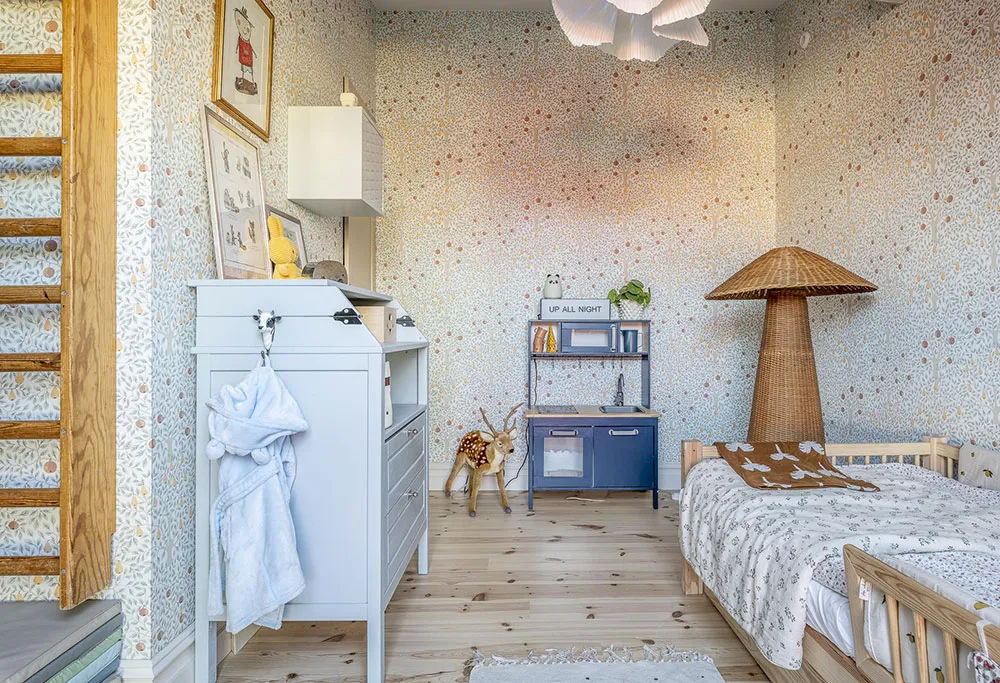 Molduras, ladrillo y mansardas: un interesante interior en Suecia - Gallery image 29