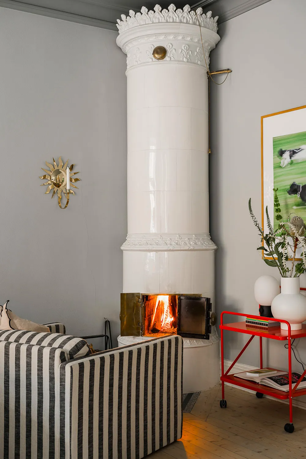 Effectively styled gray living room and pink kitchen: apartment in Gothenburg (72 sqm) - Gallery image 5