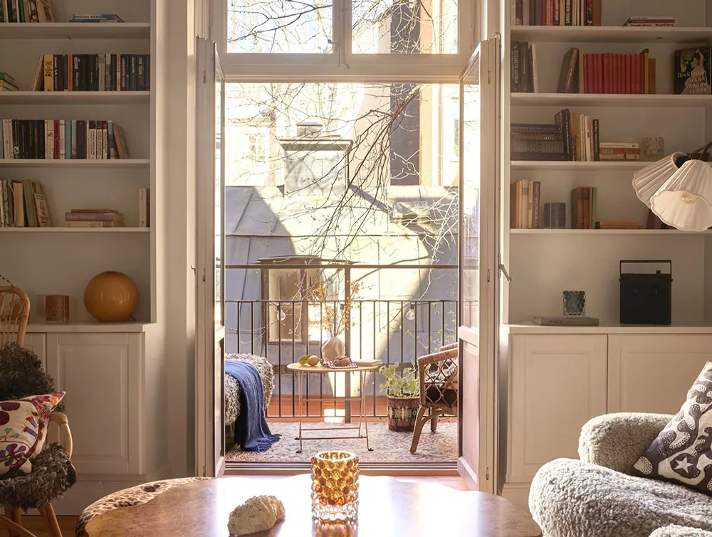 फरी सोफा एवं आरामदायक सजावट: स्टॉकहोम में स्थित एक हृदयस्पर्शी अपार्टमेंट (43 वर्ग मीटर) - Gallery image 2