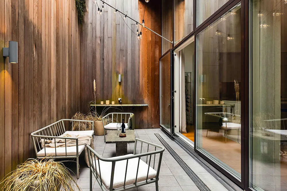 Jasny loft w Stokholmie z niezwykle wysokimi sufitami i patio - Gallery image 8