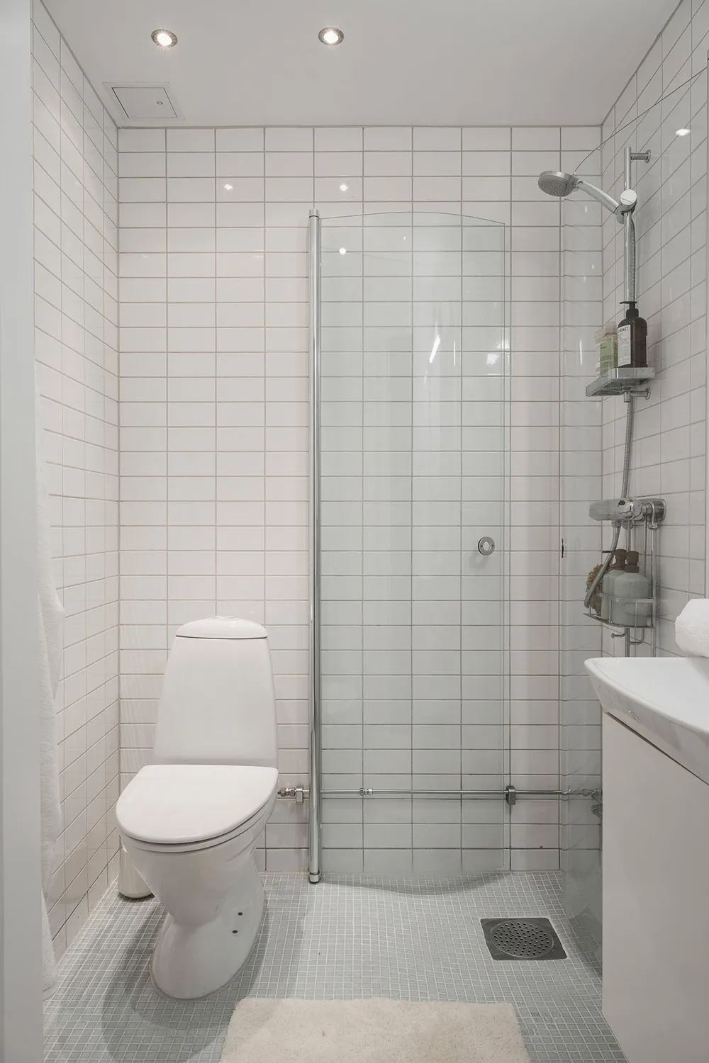 Effectively styled gray living room and pink kitchen: apartment in Gothenburg (72 sqm) - Gallery image 29