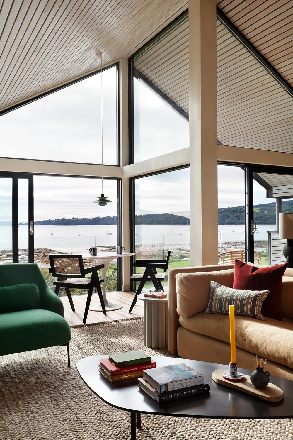 スコットランドの島々の景色が望める、明るくモダンなインテリア - Gallery image 1