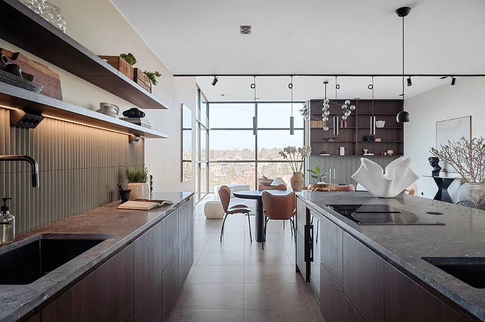 スウェーデンにある、夕日の景色を楽しめるモダンな住宅で、インテリアも上品です。 - Gallery image 5