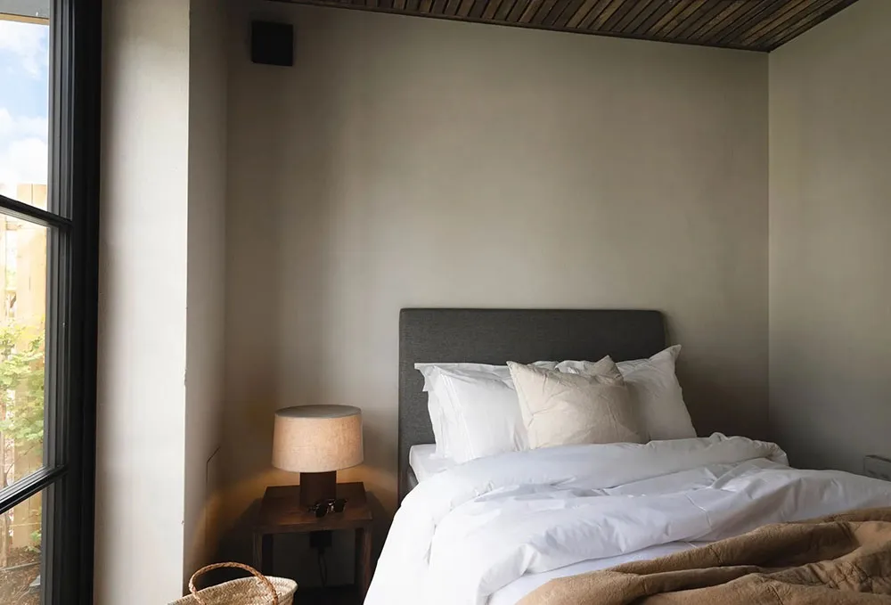 Стильные натуральные интерьеры шведского дома из дерева и камня - Gallery image 28