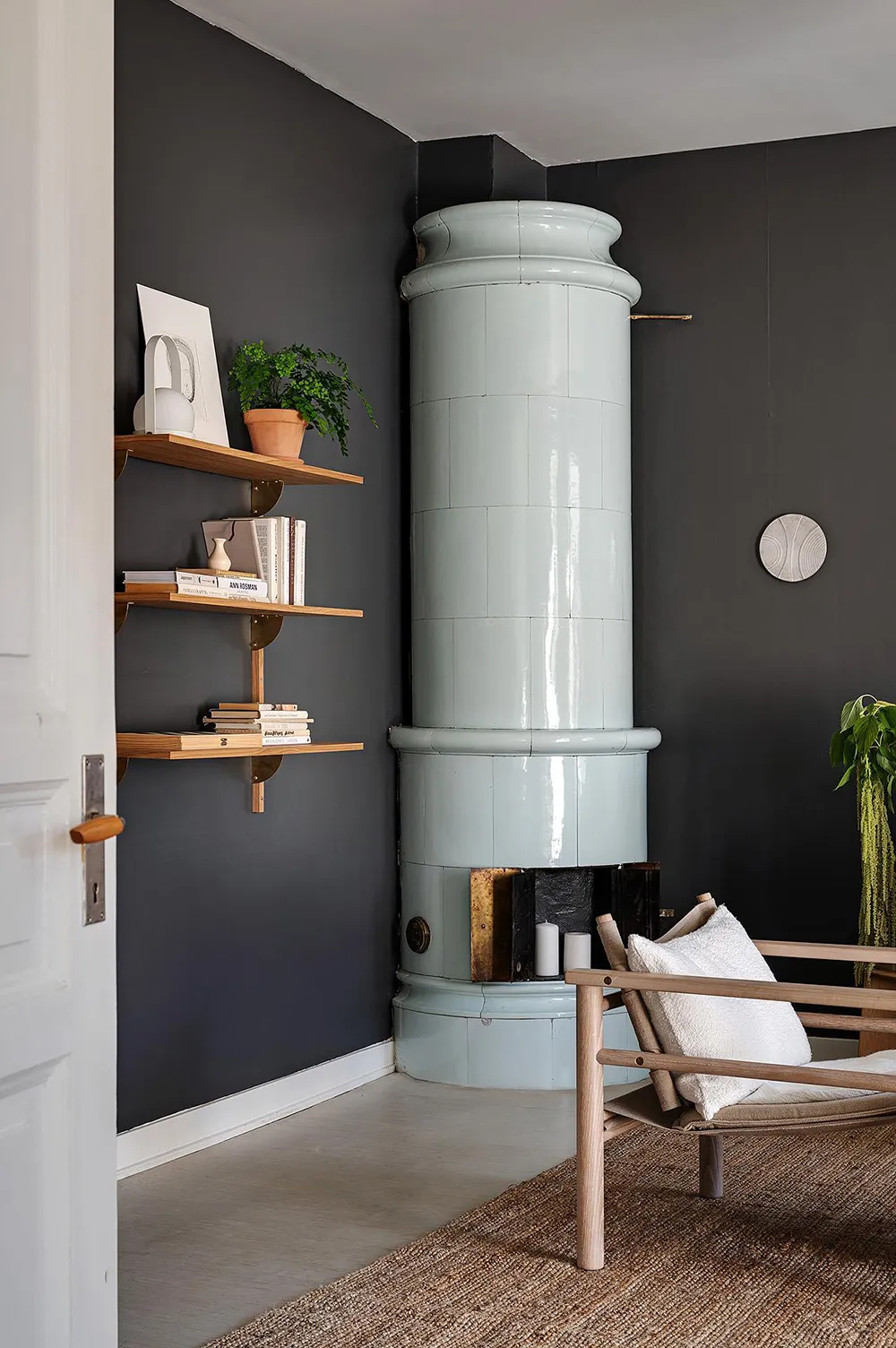 Уютный черно-белый интерьер шведской квартиры - Gallery image 6