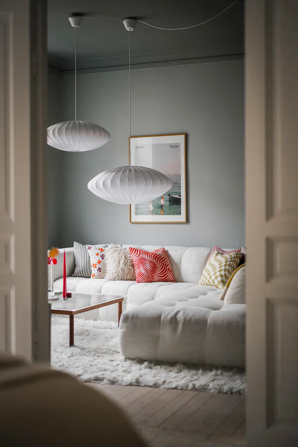 Effectively styled gray living room and pink kitchen: apartment in Gothenburg (72 sqm) - Gallery image 1