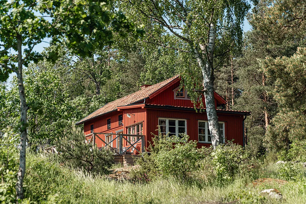 Beaux murs décoratifs et décoration chaleureuse : une maison de campagne ancienne au bord d'un lac en Suède - Gallery image 12