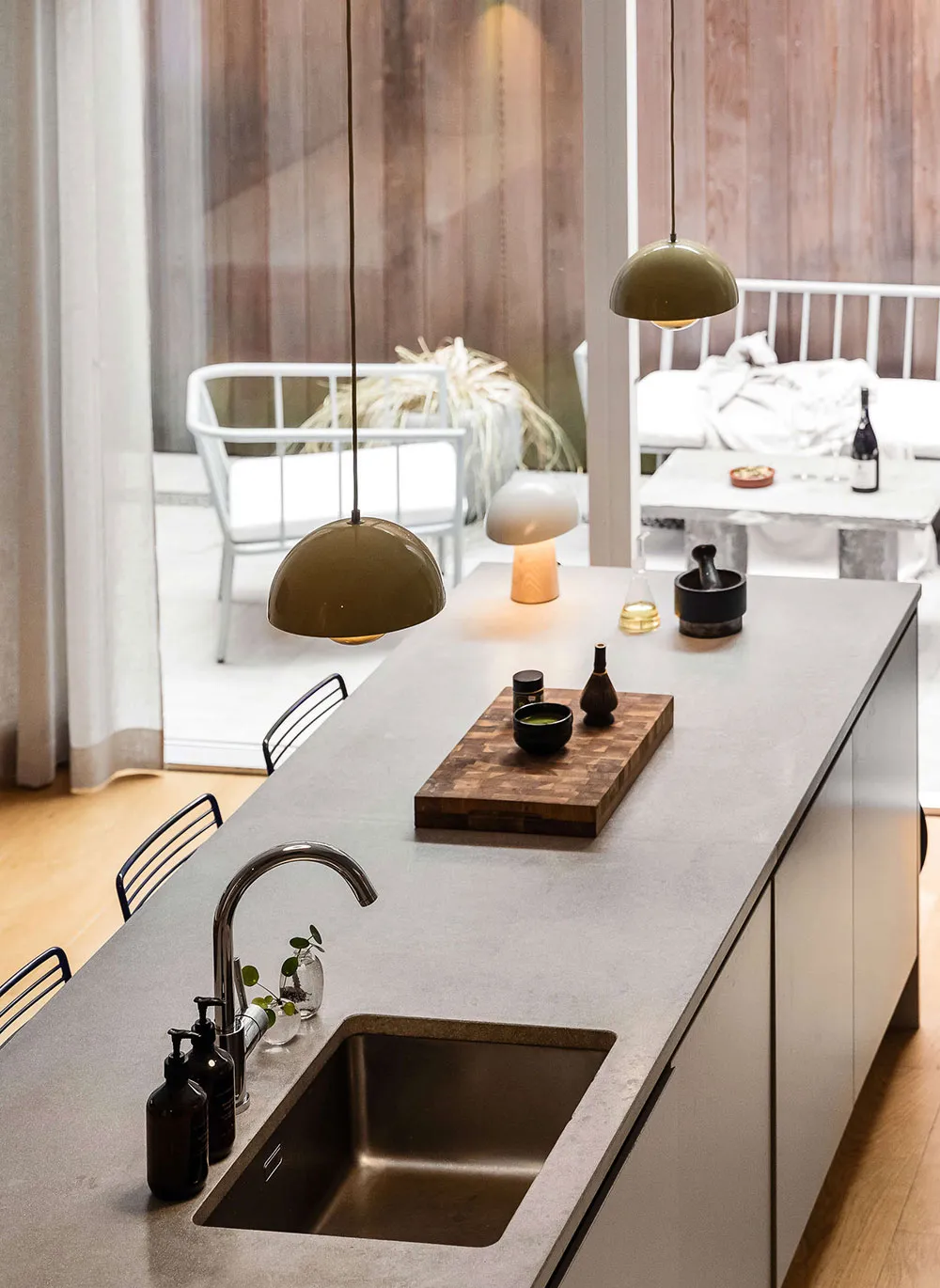 Jasny loft w Stokholmie z niezwykle wysokimi sufitami i patio - Gallery image 14