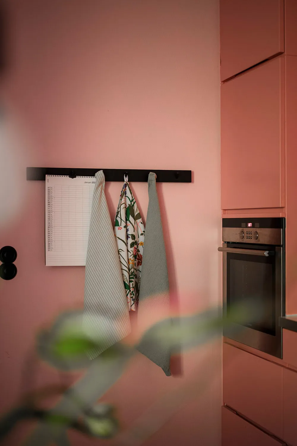 Effectively styled gray living room and pink kitchen: apartment in Gothenburg (72 sqm) - Gallery image 16