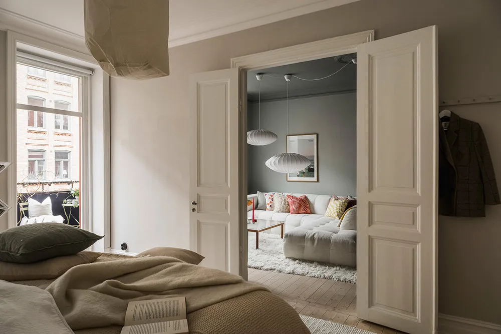 Effectively styled gray living room and pink kitchen: apartment in Gothenburg (72 sqm) - Gallery image 17