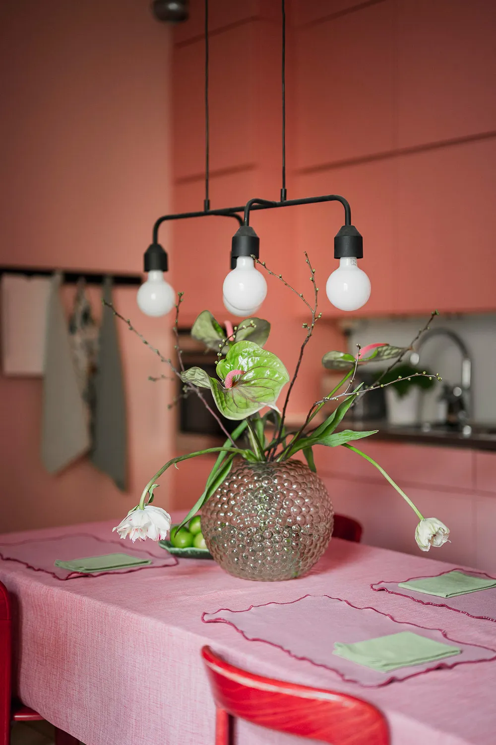 Effectively styled gray living room and pink kitchen: apartment in Gothenburg (72 sqm) - Gallery image 15