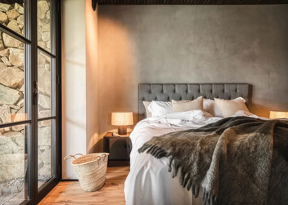 Стильные натуральные интерьеры шведского дома из дерева и камня - Gallery image 11