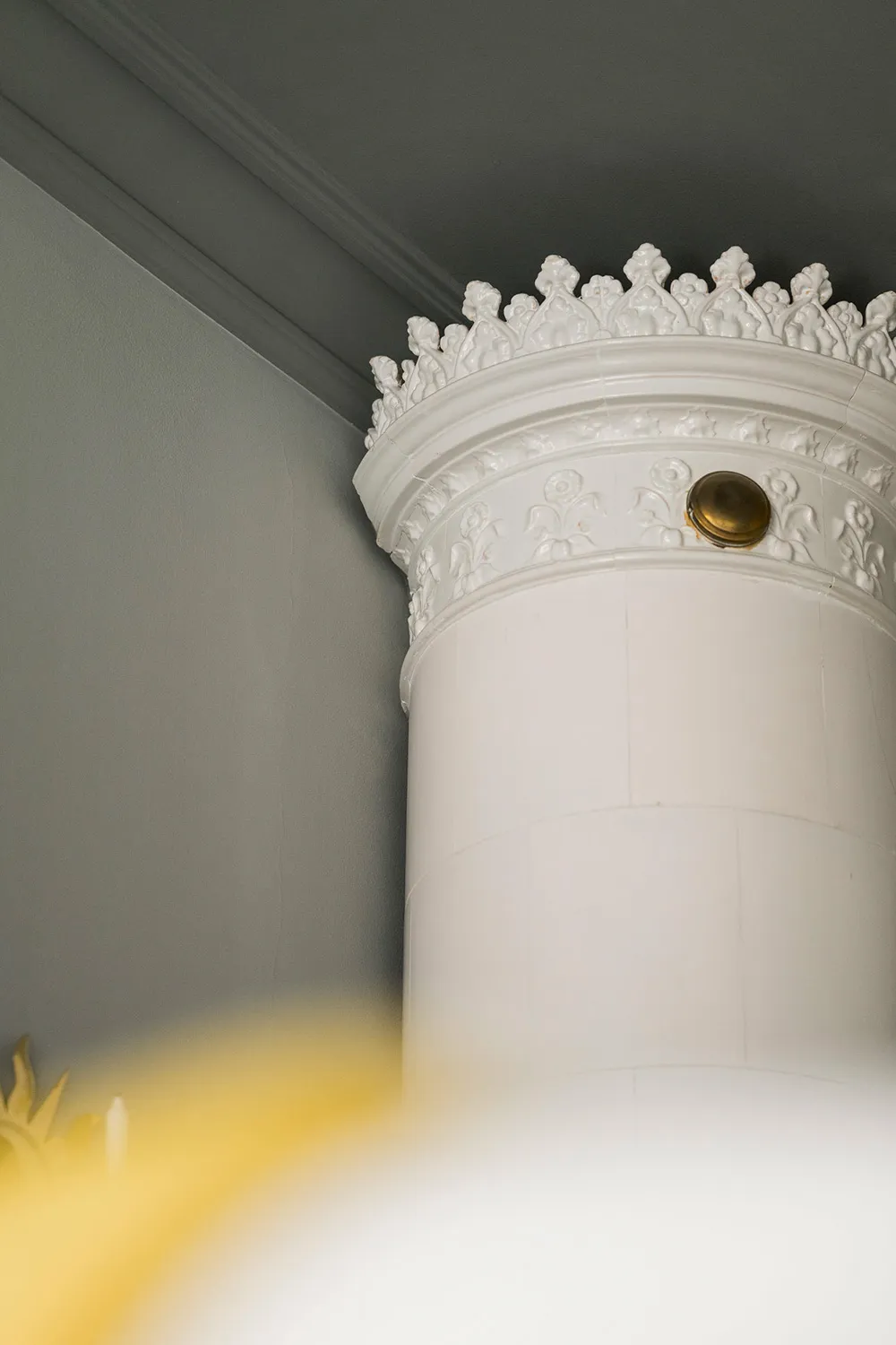 Effectively styled gray living room and pink kitchen: apartment in Gothenburg (72 sqm) - Gallery image 7