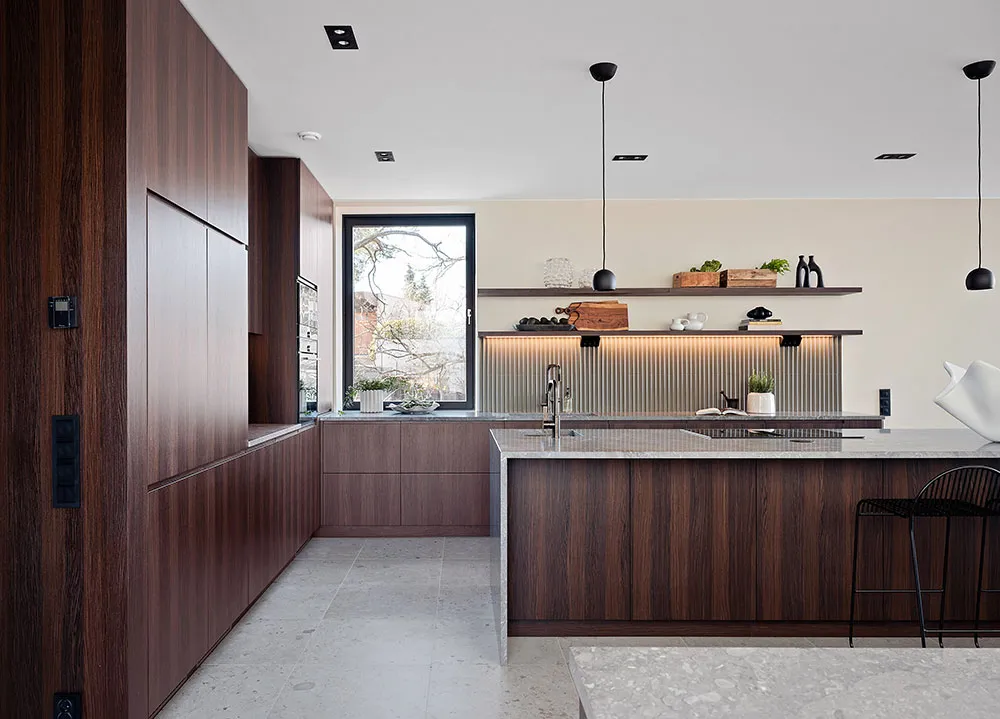 スウェーデンにある、夕日の景色を楽しめるモダンな住宅で、インテリアも上品です。 - Gallery image 6