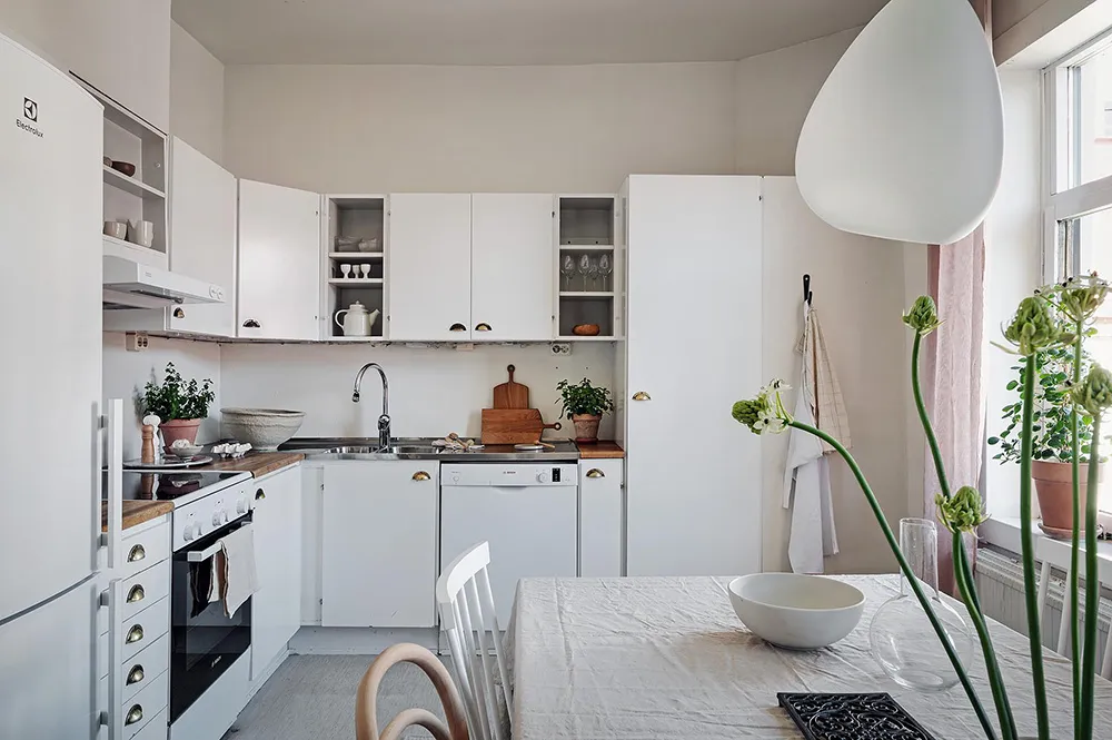 Уютный черно-белый интерьер шведской квартиры - Gallery image 19