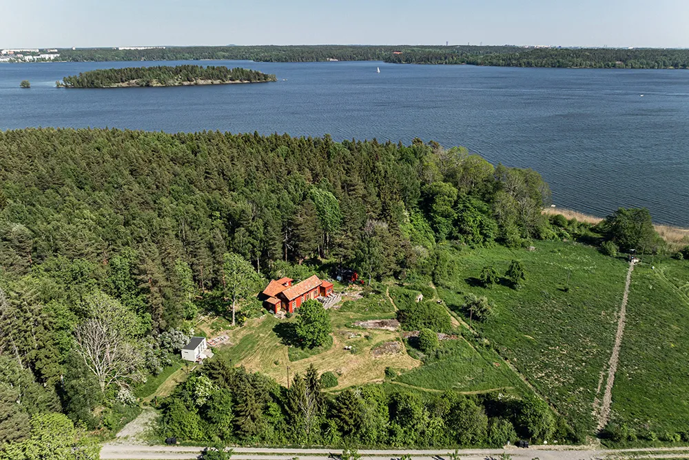 Beaux murs décoratifs et décoration chaleureuse : une maison de campagne ancienne au bord d'un lac en Suède - Gallery image 14