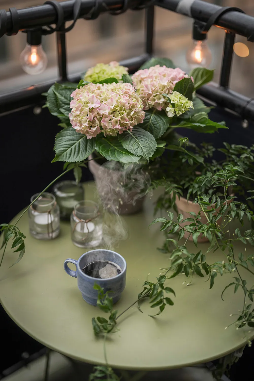 Effectively styled gray living room and pink kitchen: apartment in Gothenburg (72 sqm) - Gallery image 26