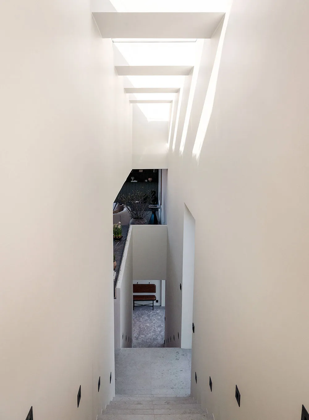 スウェーデンにある、夕日の景色を楽しめるモダンな住宅で、インテリアも上品です。 - Gallery image 18