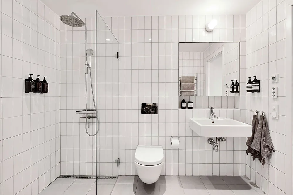 Jasny loft w Stokholmie z niezwykle wysokimi sufitami i patio - Gallery image 22