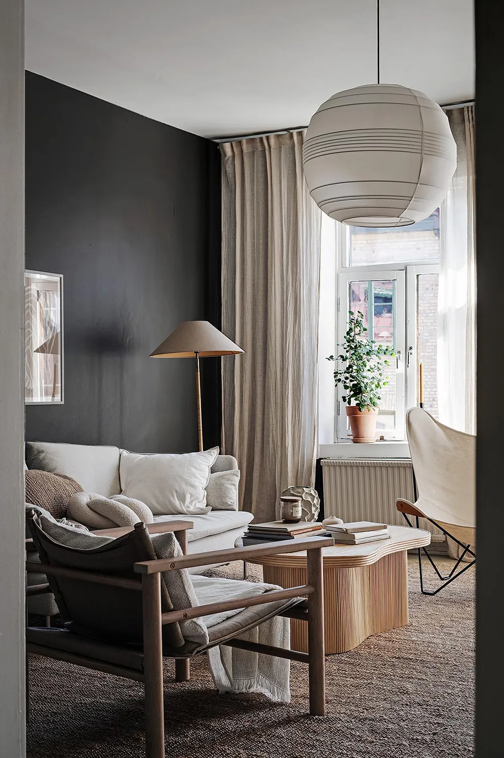Уютный черно-белый интерьер шведской квартиры - Gallery image 1