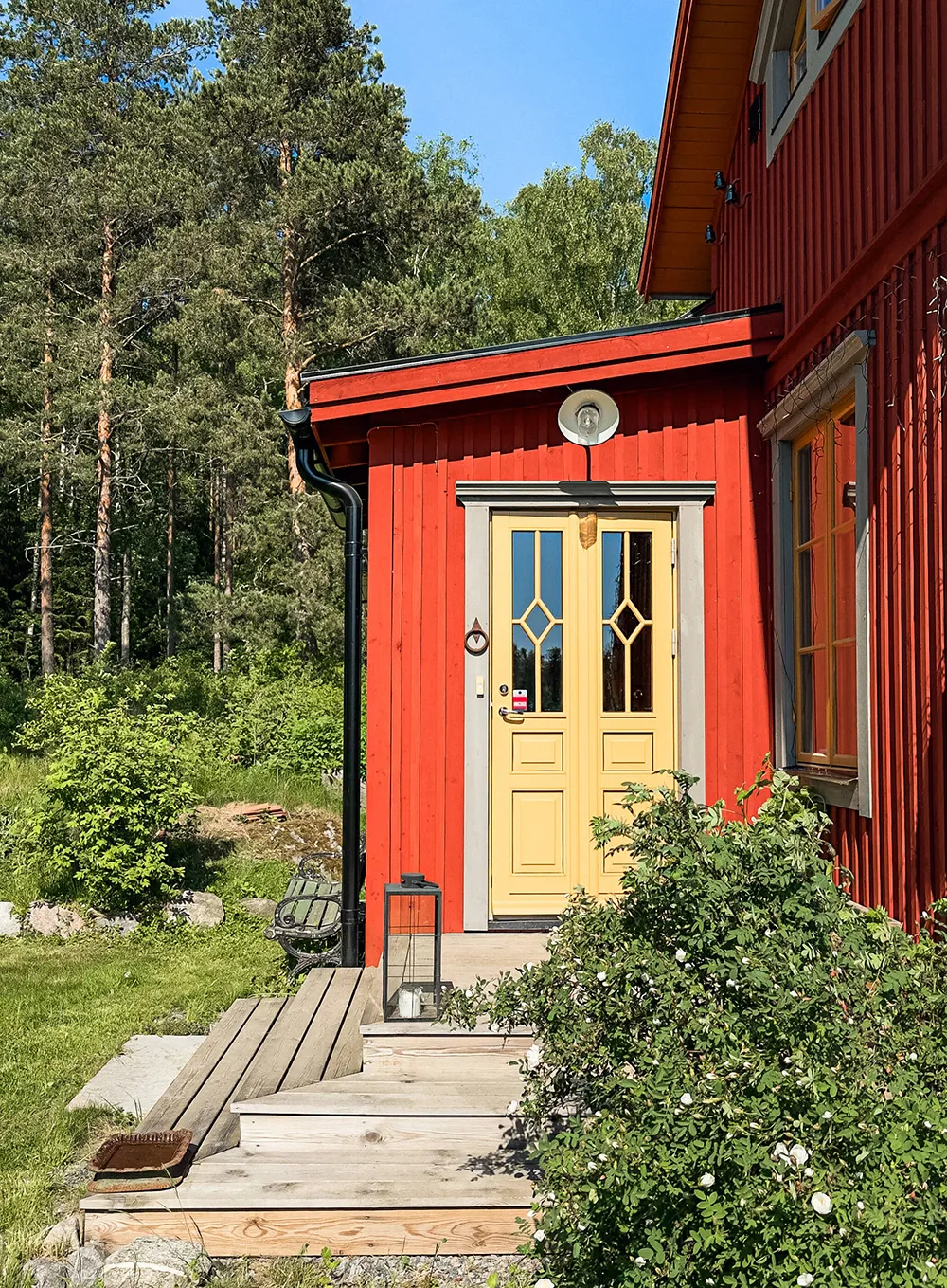 Beaux murs décoratifs et décoration chaleureuse : une maison de campagne ancienne au bord d'un lac en Suède - Gallery image 1