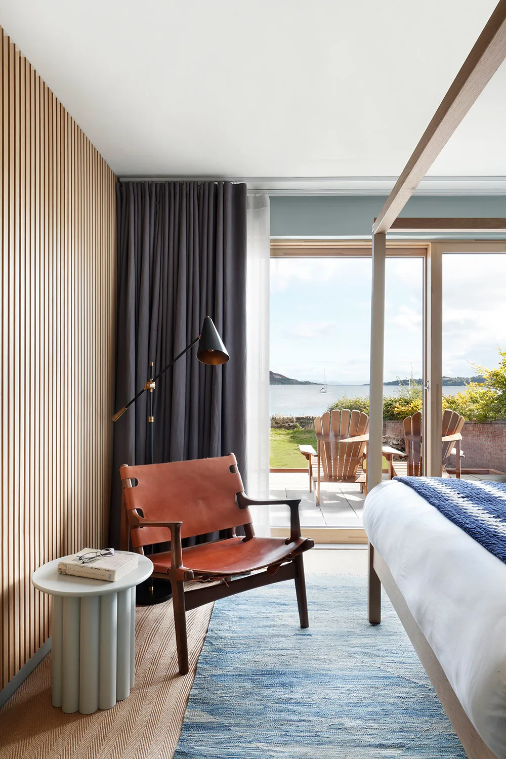 スコットランドの島々の景色が望める、明るくモダンなインテリア - Gallery image 7