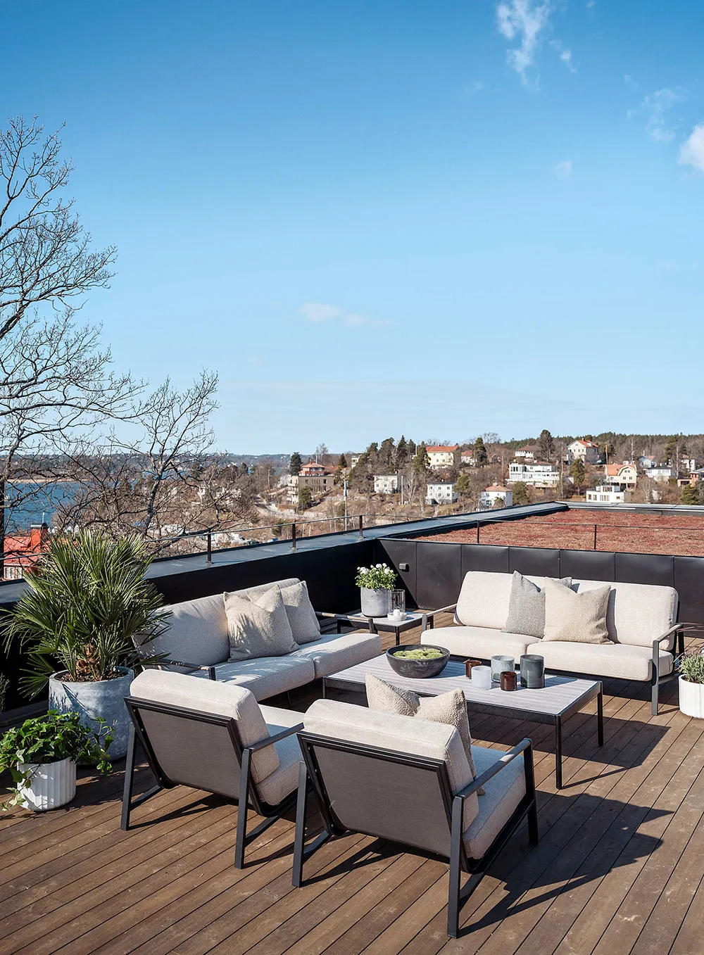 スウェーデンにある、夕日の景色を楽しめるモダンな住宅で、インテリアも上品です。 - Gallery image 17