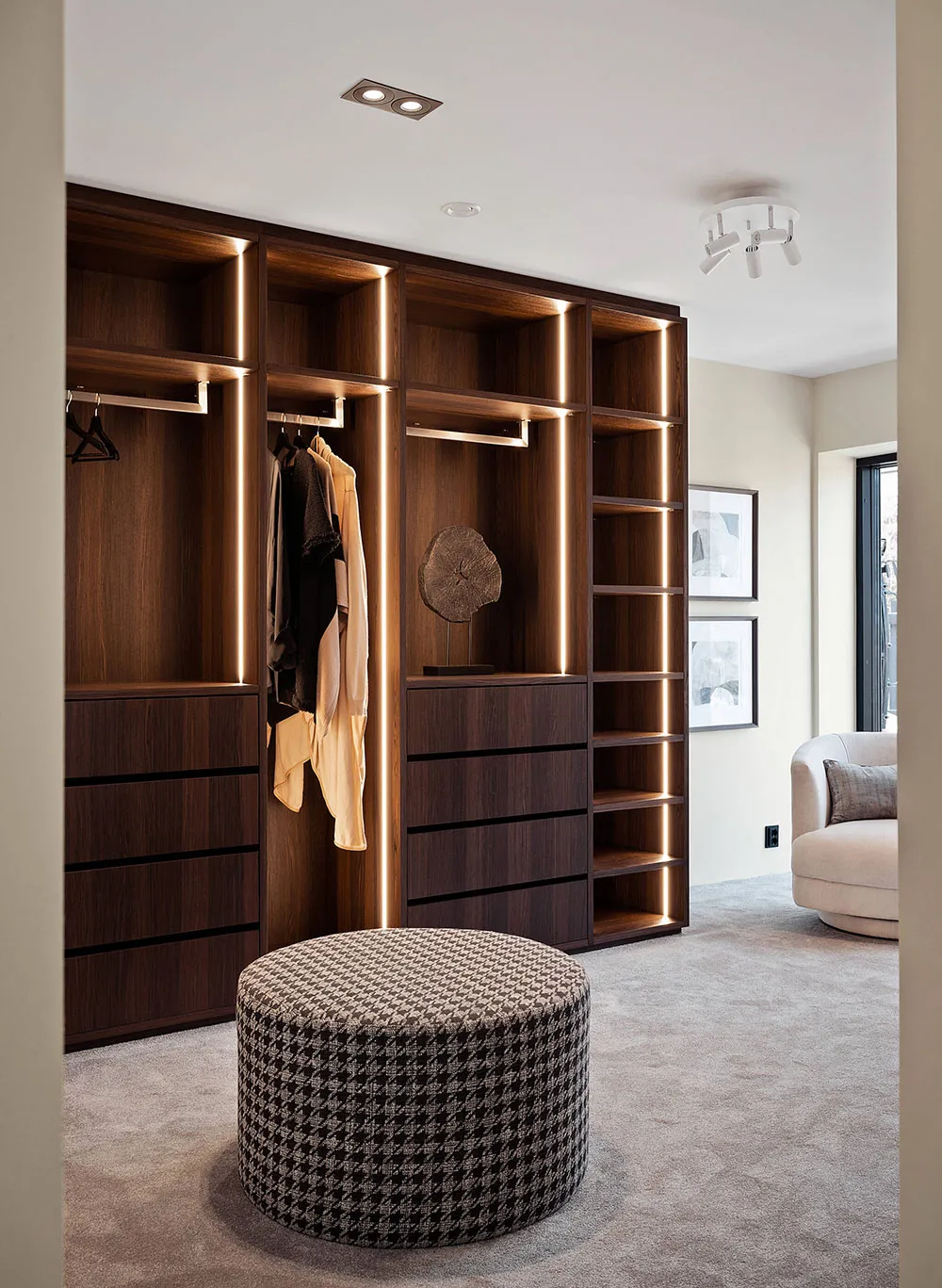 スウェーデンにある、夕日の景色を楽しめるモダンな住宅で、インテリアも上品です。 - Gallery image 9