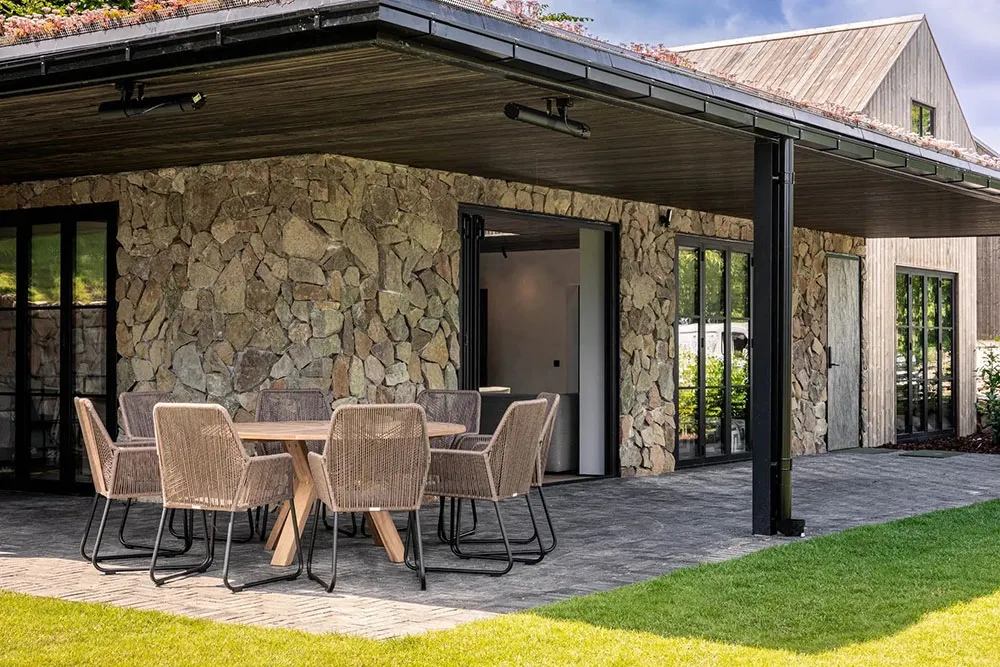 Стильные натуральные интерьеры шведского дома из дерева и камня - Gallery image 25