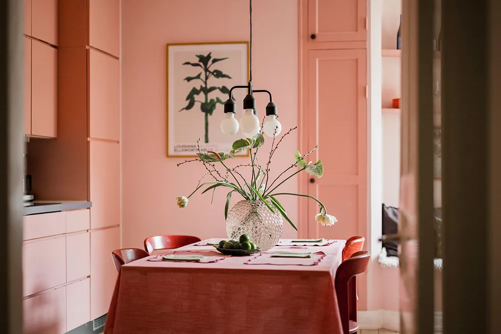 Effectively styled gray living room and pink kitchen: apartment in Gothenburg (72 sqm) - Gallery image 11