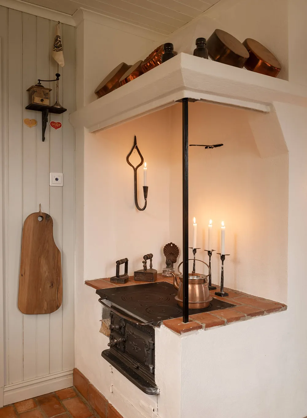 Beaux murs décoratifs et décoration chaleureuse : une maison de campagne ancienne au bord d'un lac en Suède - Gallery image 5