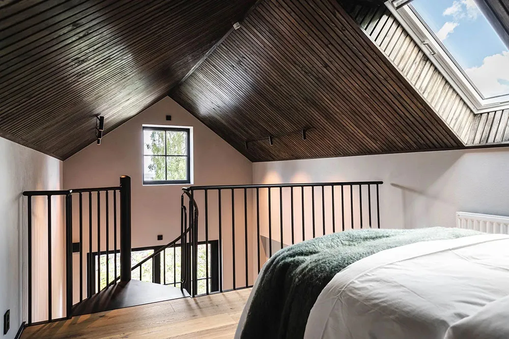 Стильные натуральные интерьеры шведского дома из дерева и камня - Gallery image 19