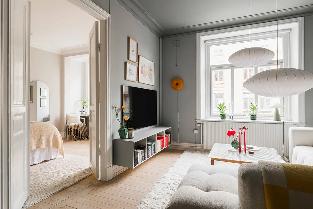 Effectively styled gray living room and pink kitchen: apartment in Gothenburg (72 sqm) - Gallery image 2