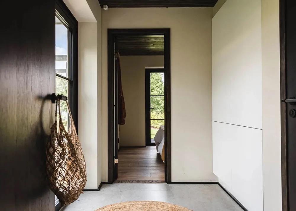 Стильные натуральные интерьеры шведского дома из дерева и камня - Gallery image 27