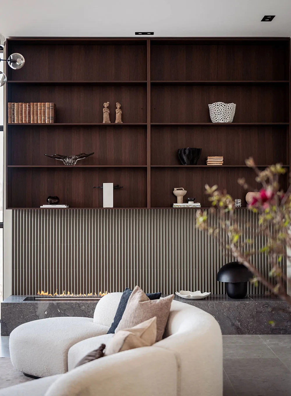 スウェーデンにある、夕日の景色を楽しめるモダンな住宅で、インテリアも上品です。 - Gallery image 1