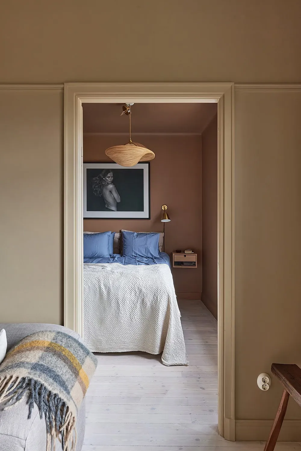 स्वीडिश अपार्टमेंट डिज़ाइन में असामान्य रंगों का उपयोग (59 वर्ग मीटर) - Gallery image 1