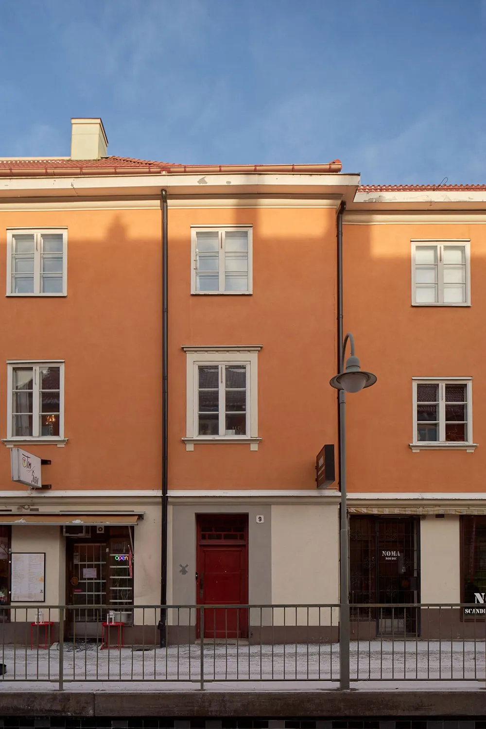 Необычный скандинавский интерьер з тьмями мазаними стінами (70 кв. м) - Gallery image 26