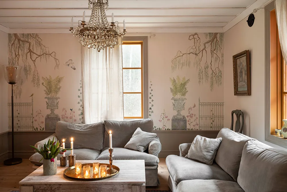 Beaux murs décoratifs et décoration chaleureuse : une maison de campagne ancienne au bord d'un lac en Suède - Gallery image 8