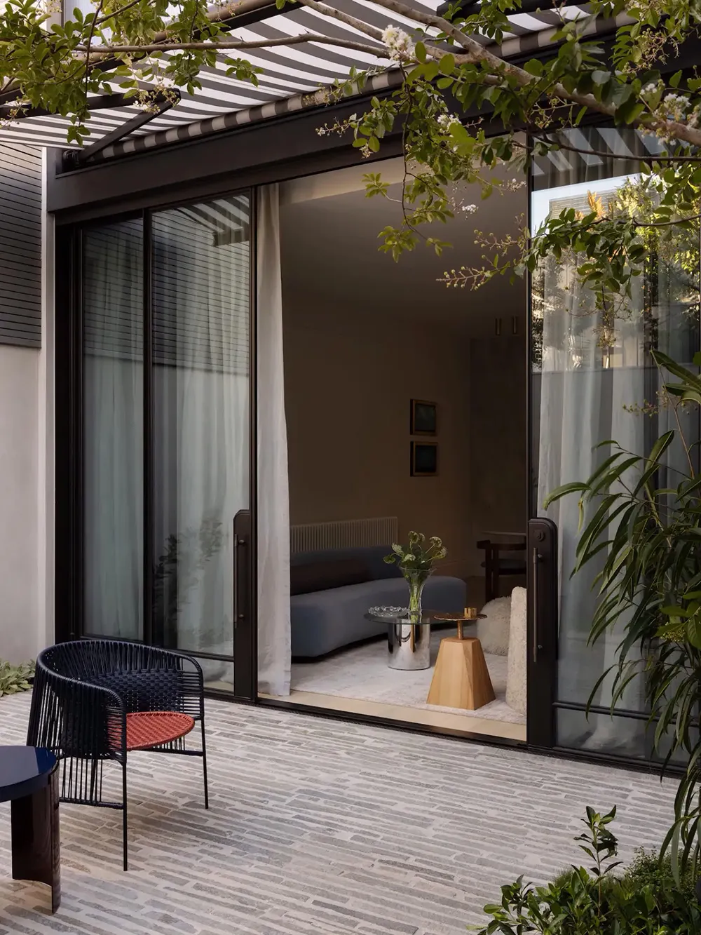 Спокойный современный интерьер в Мельбурне с пастельными вставками и искусством - Gallery image 20