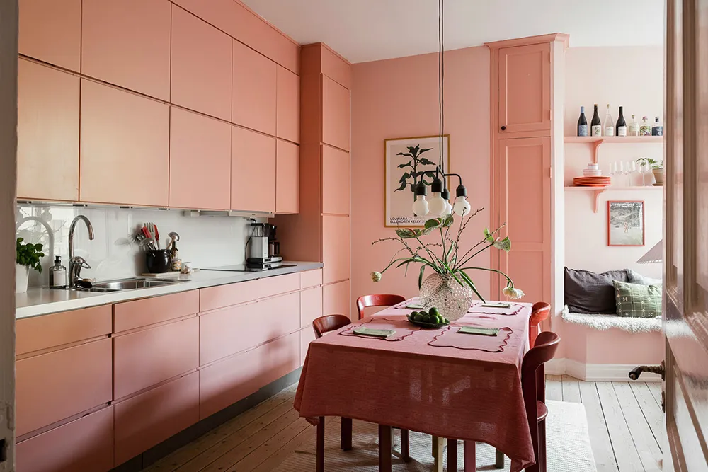 Effectively styled gray living room and pink kitchen: apartment in Gothenburg (72 sqm) - Gallery image 10