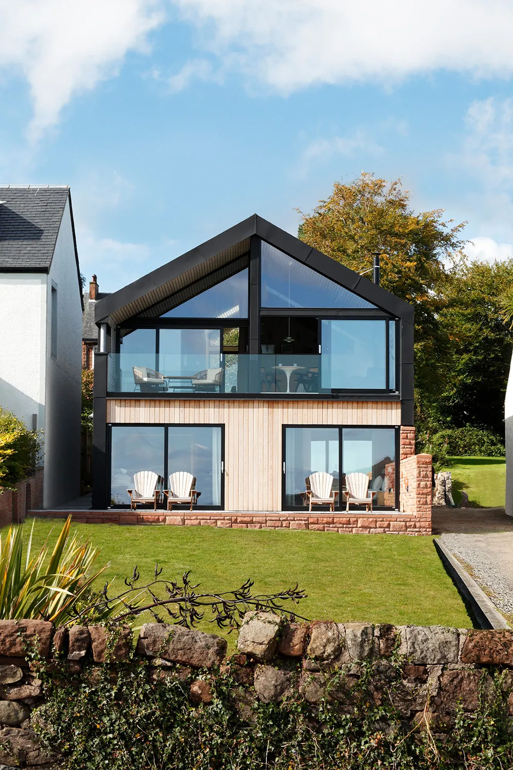 スコットランドの島々の景色が望める、明るくモダンなインテリア - Gallery image 13