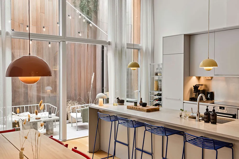 Jasny loft w Stokholmie z niezwykle wysokimi sufitami i patio - Gallery image 4