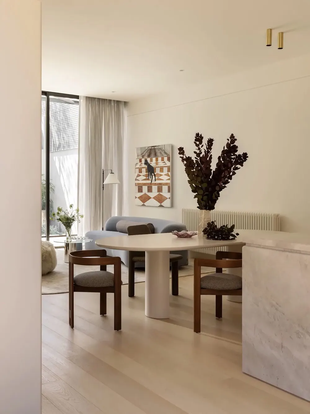 Спокойный современный интерьер в Мельбурне с пастельными вставками и искусством - Gallery image 10