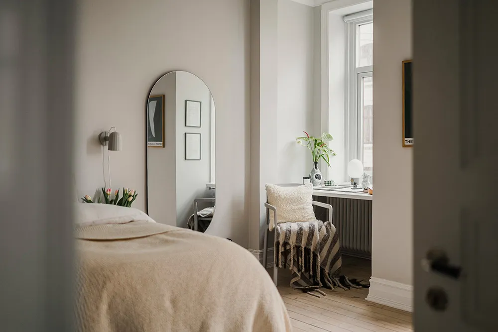 Effectively styled gray living room and pink kitchen: apartment in Gothenburg (72 sqm) - Gallery image 22