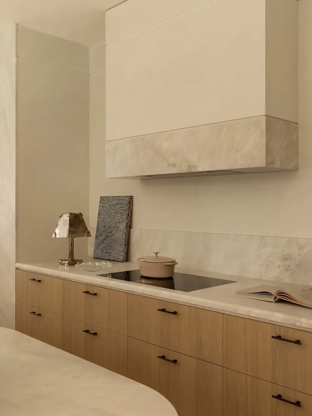 Спокойный современный интерьер в Мельбурне с пастельными вставками и искусством - Gallery image 12