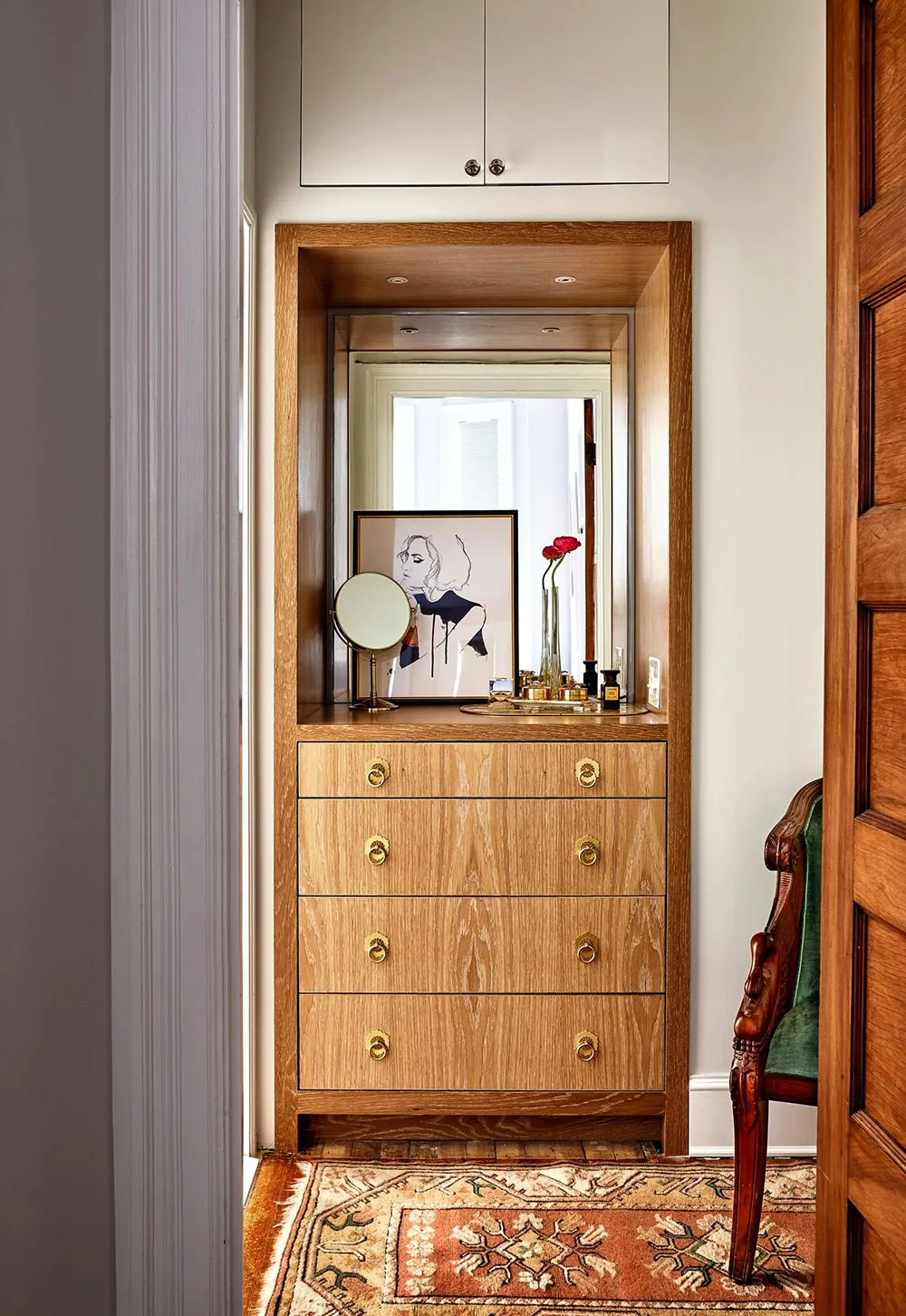 Des murs audacieux et des motifs dynamiques dans le design d'une petite appartement à Washington - Gallery image 9