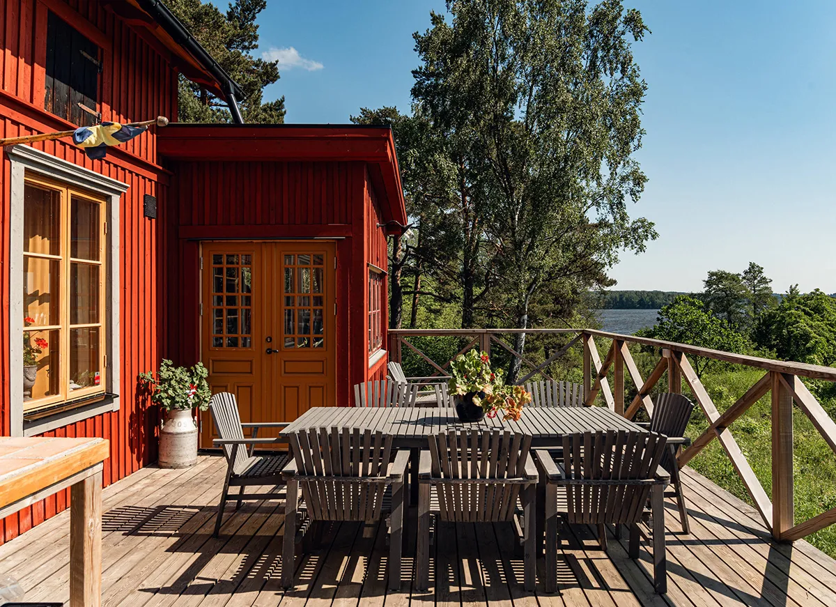 Beaux murs décoratifs et décoration chaleureuse : une maison de campagne ancienne au bord d'un lac en Suède - Gallery image 2