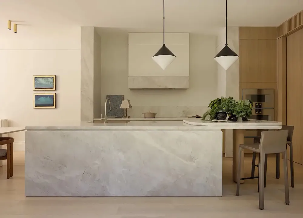 Спокойный современный интерьер в Мельбурне с пастельными вставками и искусством - Gallery image 11