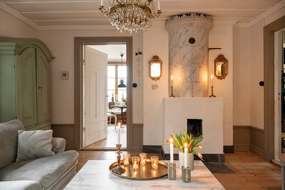 Beaux murs décoratifs et décoration chaleureuse : une maison de campagne ancienne au bord d'un lac en Suède - Gallery image 7