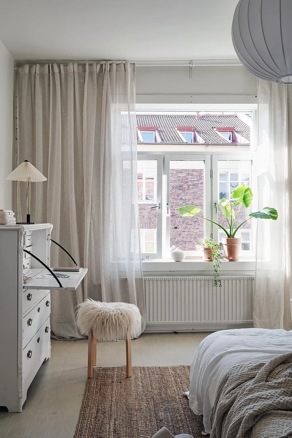 Уютный черно-белый интерьер шведской квартиры - Gallery image 15